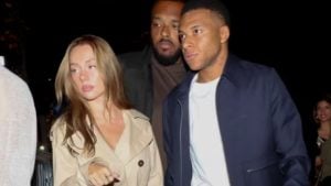 Mbappé curte noite em Paris com a namorada enquanto se recupera de lesão