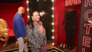 Mãe de Marília Mendonça vai pela 1ª vez à exposição em homenagem à cantora e se emociona