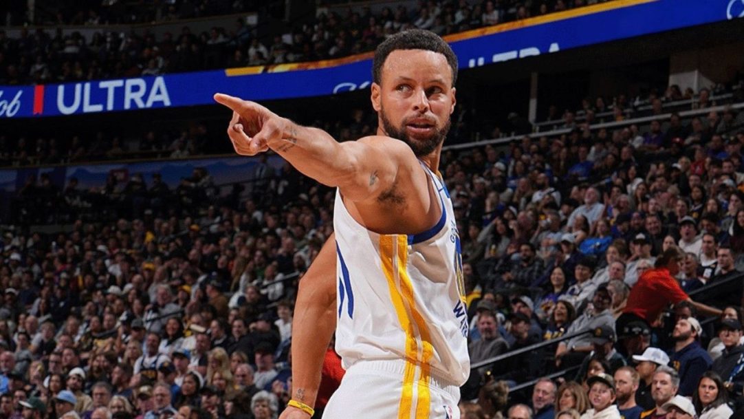 Stephen Curry acerta tudo, e Warriors dominam Nuggets em jogo da NBA