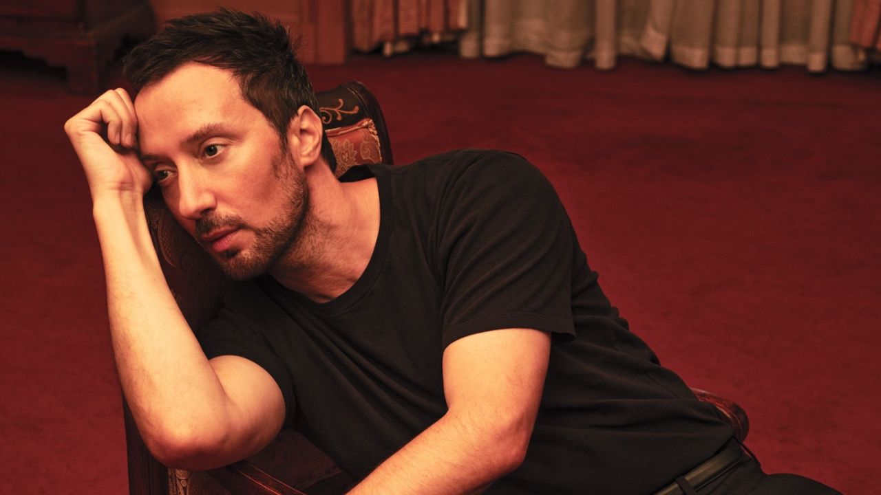 Anthony Vaccarello anuncia saída da direção criativa da Saint Laurent após uma década