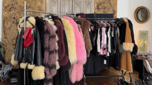 Casaco Penny Lane ganha espaço na moda contemporânea