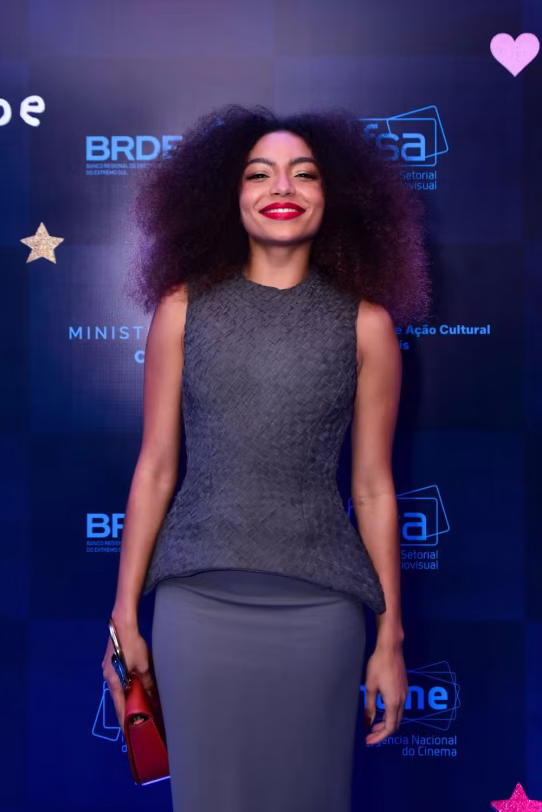 Recém-casada, Giulia Be surge com look 'à la noiva' em première com Any Gabrielly