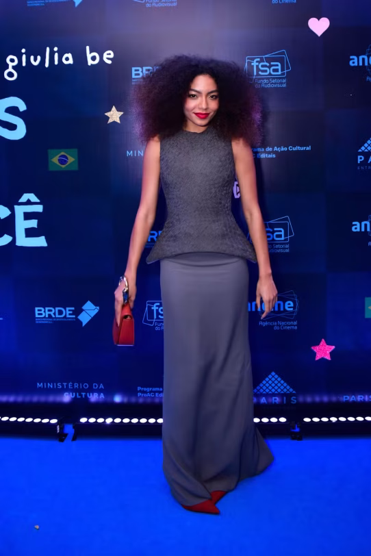Recém-casada, Giulia Be surge com look 'à la noiva' em première com Any Gabrielly