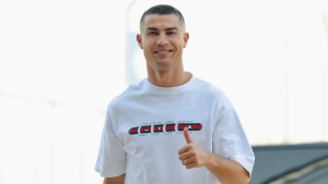 Cristiano Ronaldo retorna ao Al-Nassr com novo visual após deixar concentração de Portugal