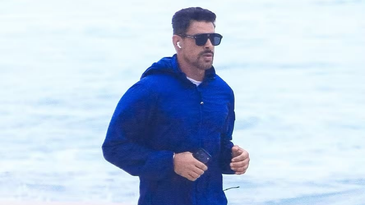 Cauã Reymond se protege do frio durante corrida na praia, mas chama atenção com pernas definidas