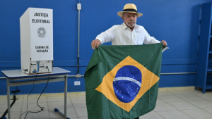 Lula vota em São Bernardo do Campo e critica venda de armas e milicianos: ‘Brasil não vai para frente’