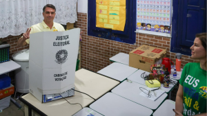 Flávio Bolsonaro vota no Rio e fala em “fim da era do atraso” após deixar zona eleitoral
