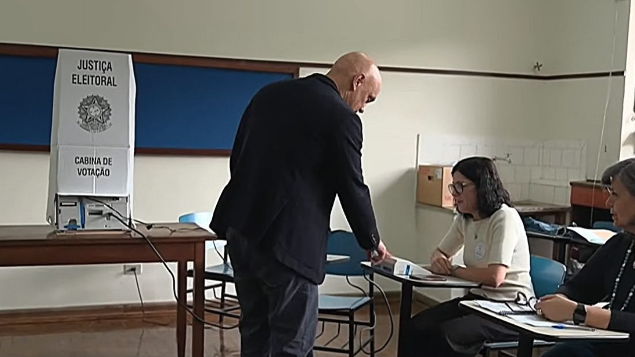 Alexandre de Moraes vota em São Paulo e fala sobre o futuro do país: “Decidir futuro do país”