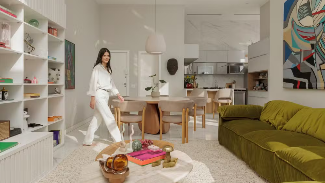Vitória Strada mostra detalhes de seu apartamento no Rio decorado com obras de arte