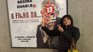 Regina Duarte ironiza cartaz de peça coberto por adesivos do PT e faz gesto de apoio ao número 22