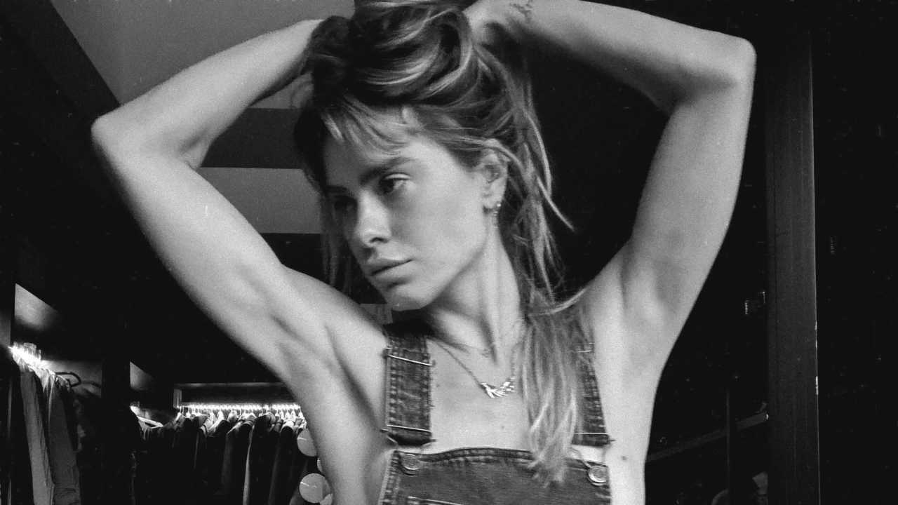 Carolina Dieckmann surpreende seguidores com ensaio sensual em casa e fotos em preto e branco