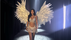 Kylie Jenner usa sutiã de R$ 253 milhões e divide opiniões ao estrear na passarela da Victoria’s Secret