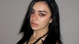 Lollapalooza 2027 anuncia line-up com Charli XCX e RAYE