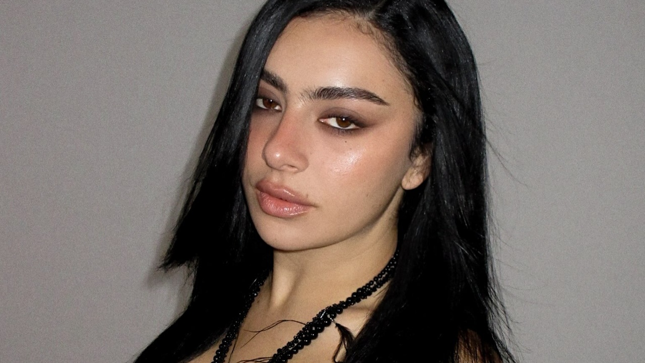 Lollapalooza 2027 anuncia line-up com Charli XCX e RAYE