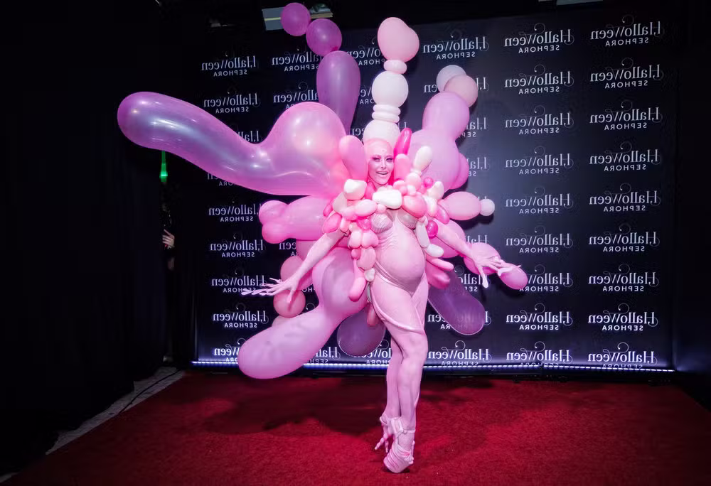 Grávida, Sabrina Sato chama atenção com fantasia criativa e visual "careca" em baile de Halloween em São Paulo