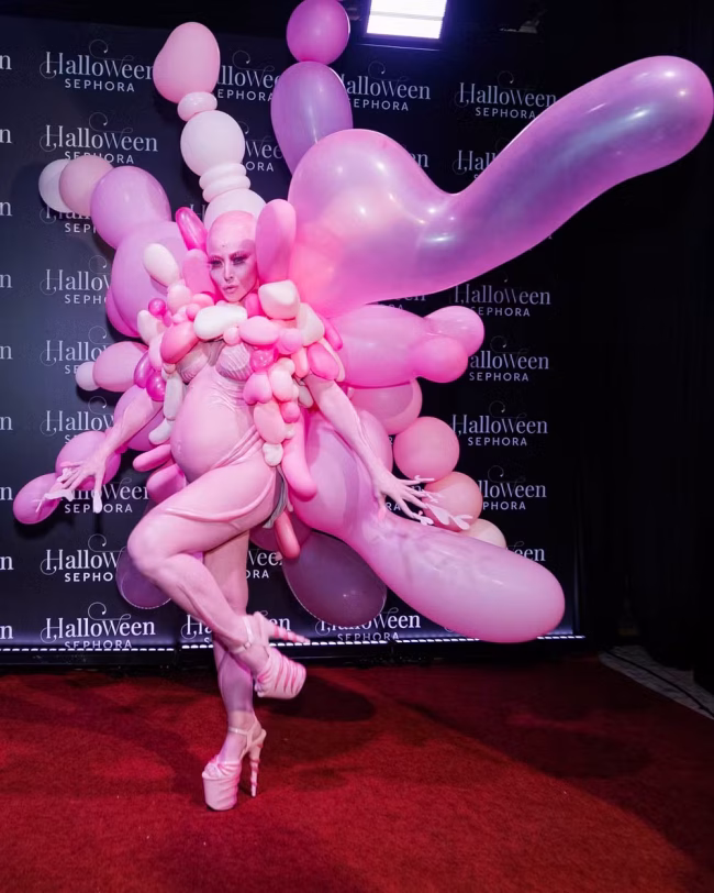 Grávida, Sabrina Sato chama atenção com fantasia criativa e visual "careca" em baile de Halloween em São Paulo