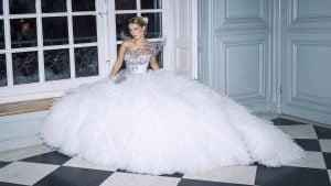 Mckenna Grace recria vestido de noiva de Katniss em evento