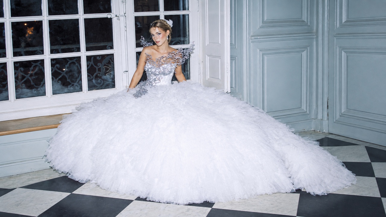 Mckenna Grace recria vestido de noiva de Katniss em evento
