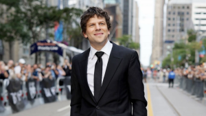 Jesse Eisenberg prepara nova série de TV com produtores renomados