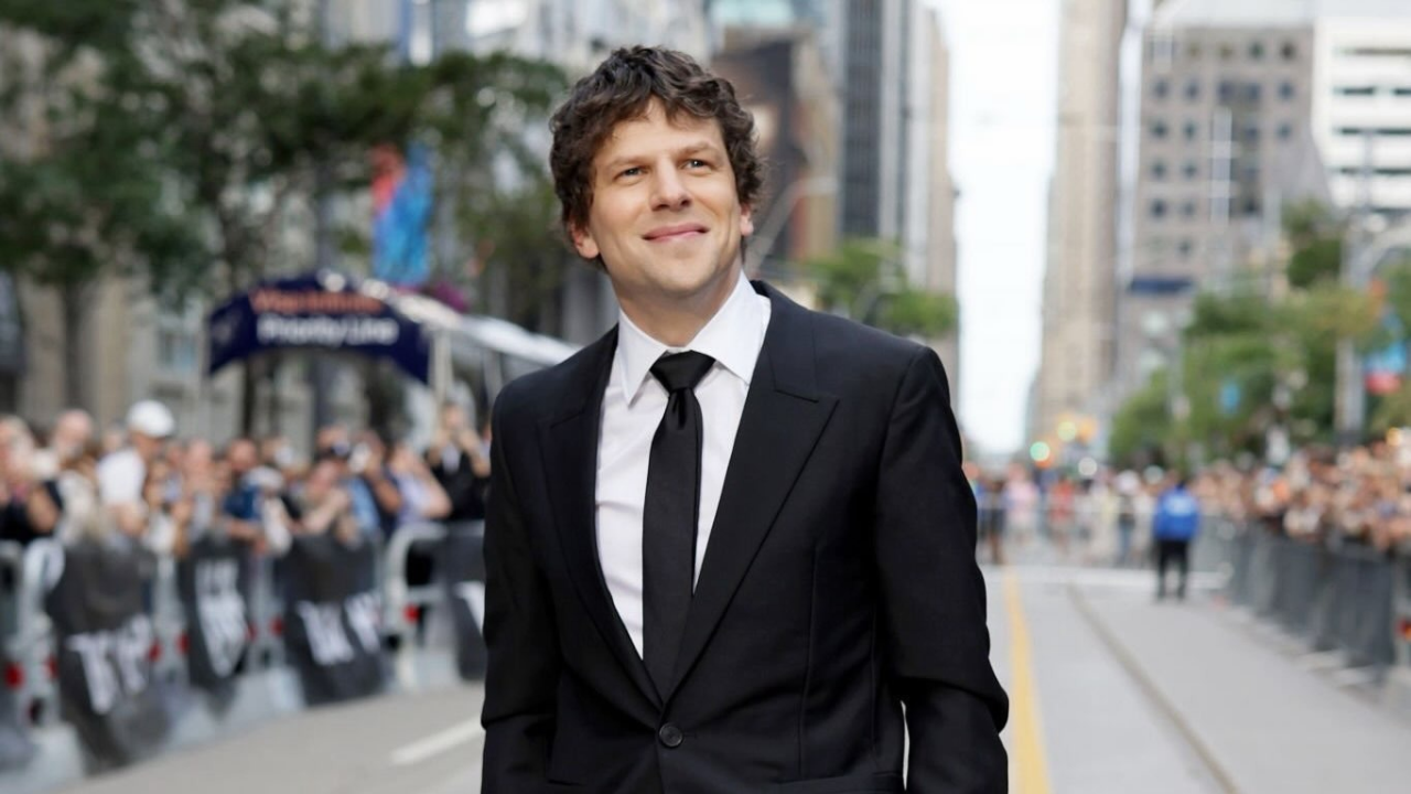 Jesse Eisenberg prepara nova série de TV com produtores renomados