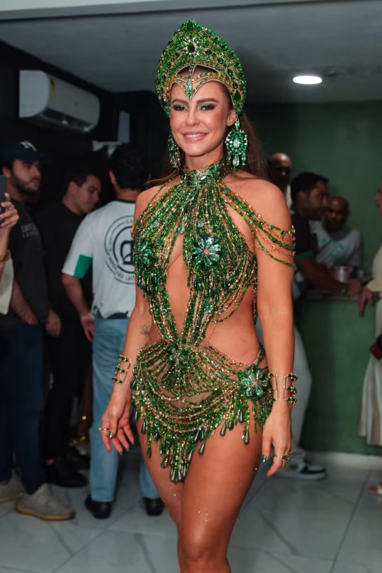 Paolla Oliveira recebe coroa de rainha de bateria da Imperatriz Leopoldinense: ’Cheia de felicidade’