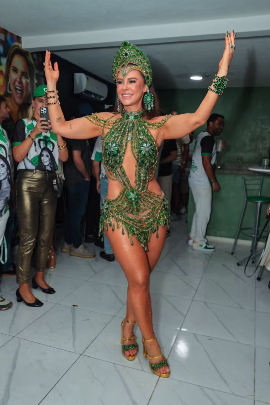 Paolla Oliveira recebe coroa de rainha de bateria da Imperatriz Leopoldinense: ’Cheia de felicidade’